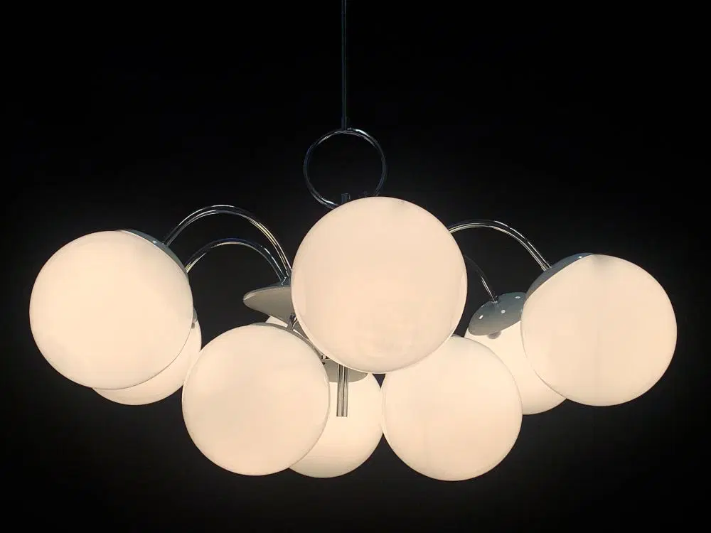 Lampadario attribuito a stilnovo anni 1950 con palle bianco - immagine 3