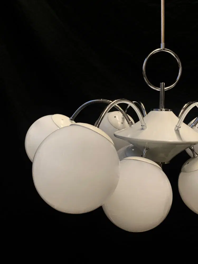 Lampadario attribuito a stilnovo anni 1950 con palle bianco - immagine 9